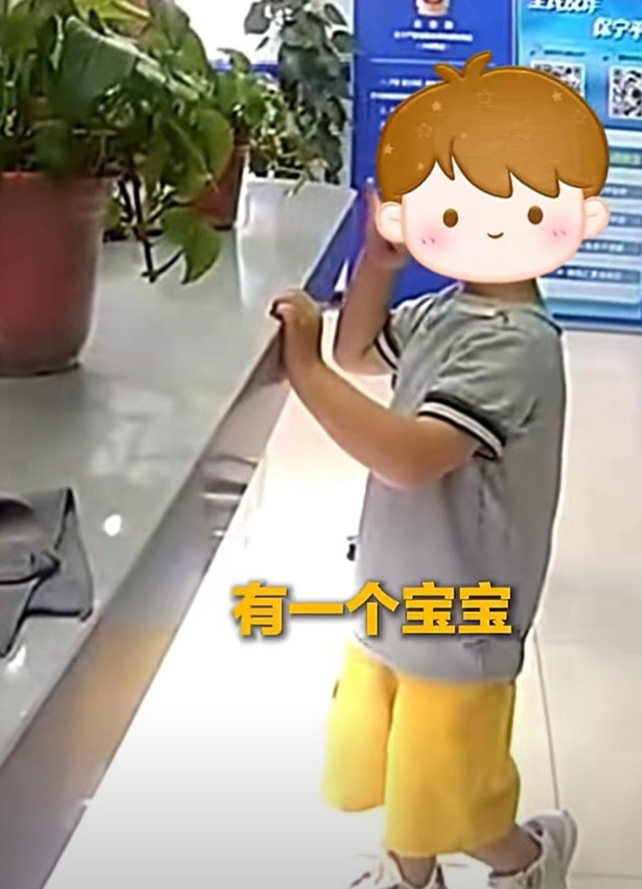 四岁男孩走失，一番童言逗乐民警
 
近日，江苏南京一名四岁小男孩不慎与家人走散，