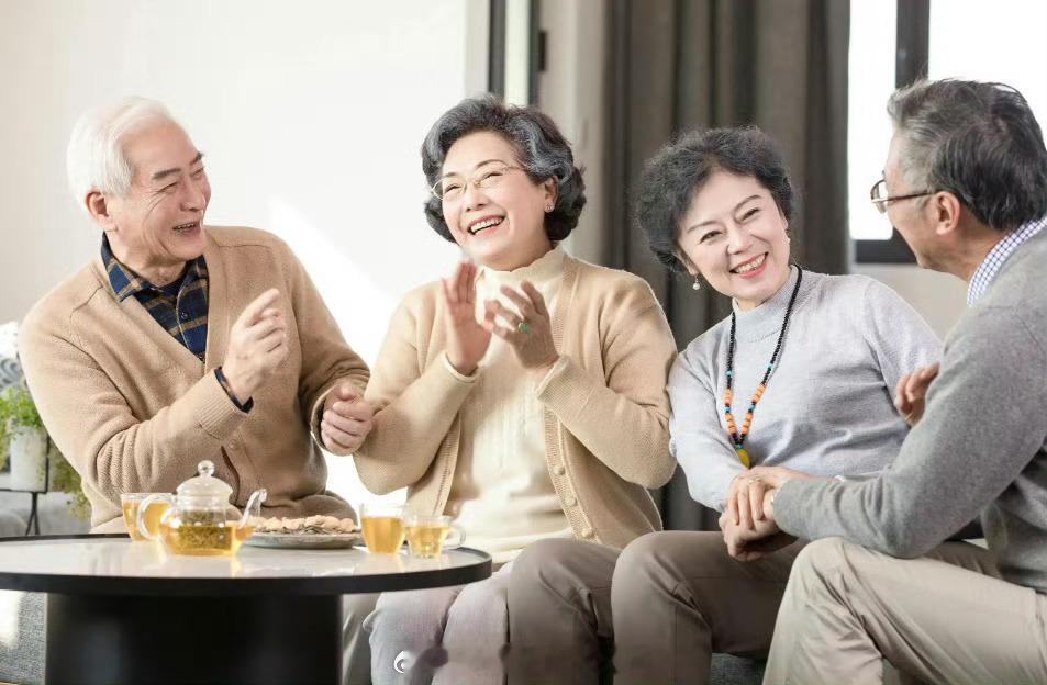 60岁女儿带95岁父亲组队住养老社区老人越来越多，所以养老问题就成为了社会关切的