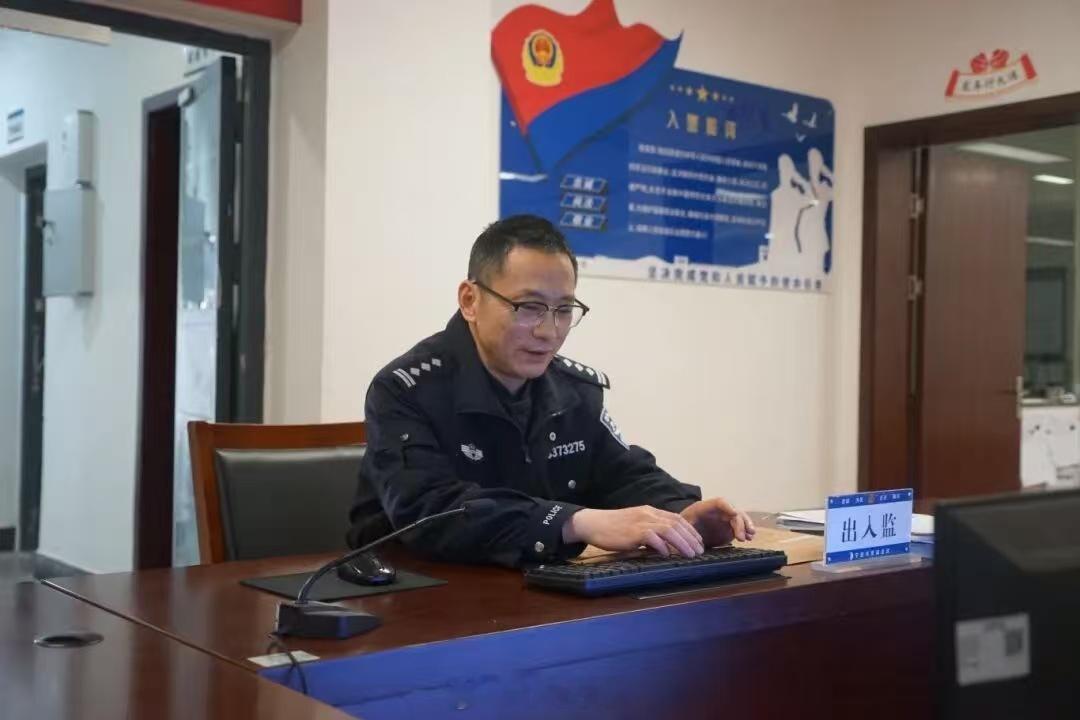 宁波法治守夜人坚守岗位护新春平安 春节期间，宁波的值班律师、监狱干警、人民调解员