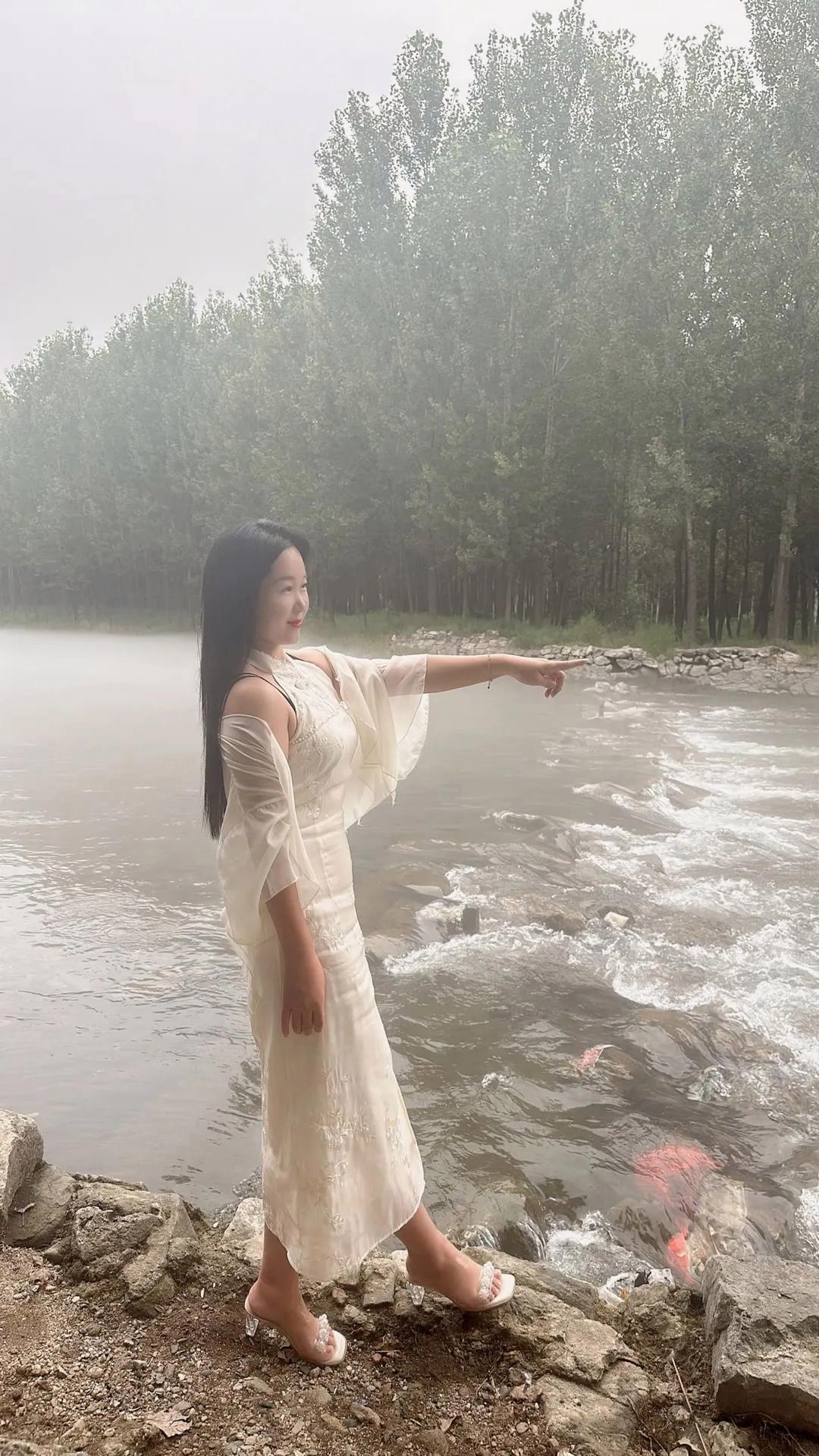 仙气飘飘的湖边漫步，白裙飘飘，与自然融为一体。