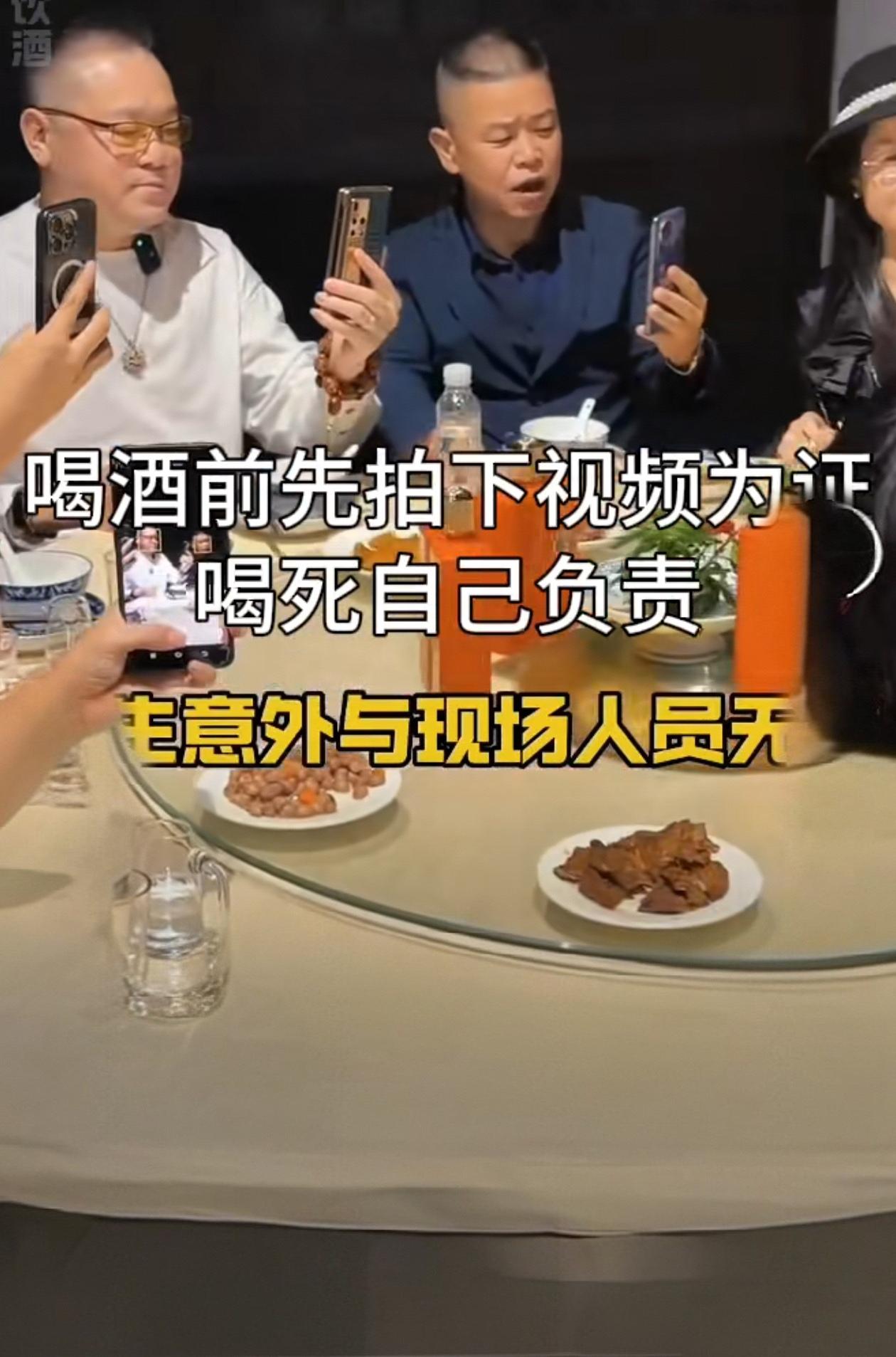 有两个同事特奇葩，天天聚一起喝酒，每天的话题就是酒场，他们常在一起的五六个人，每