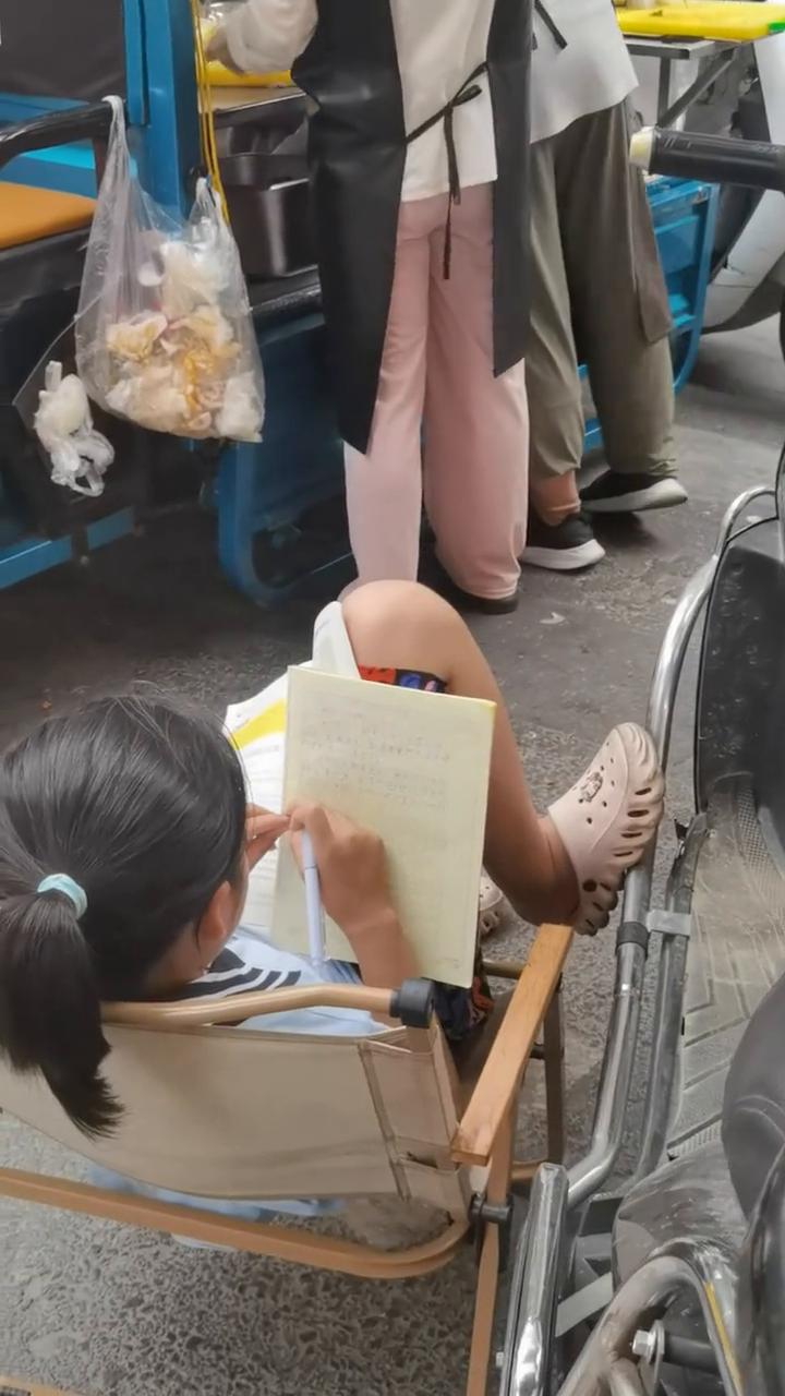 请解锁手机，扣留下支付。请解锁手机，后一下支付。请捡走手机，号已打支付，后一下收