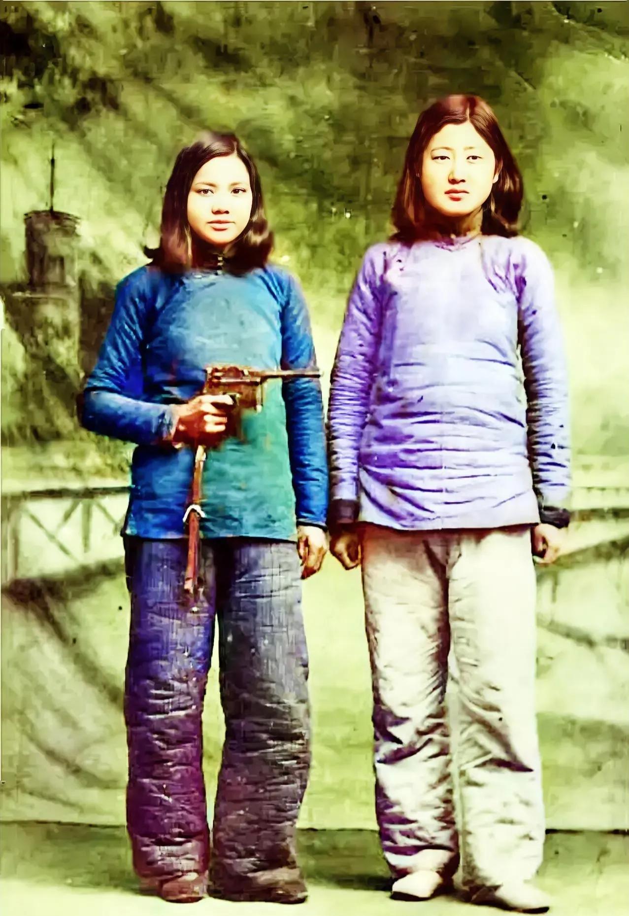 1942年，两名年轻女子，在根据地照相馆内拍下了一张合影。她们长相清秀，穿着朴素