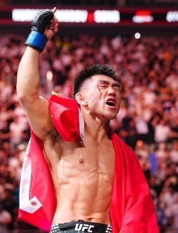 黄景瑜疯狂拥抱宋亚东2026年8月29日的上海，注定要铭刻在中国格斗史上。当中国