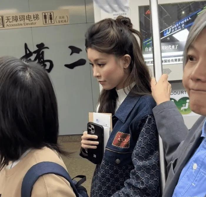 真是太接地气了！港星果然都没有明星的架子！
竟然素颜出街坐地铁，要是不说，谁会认
