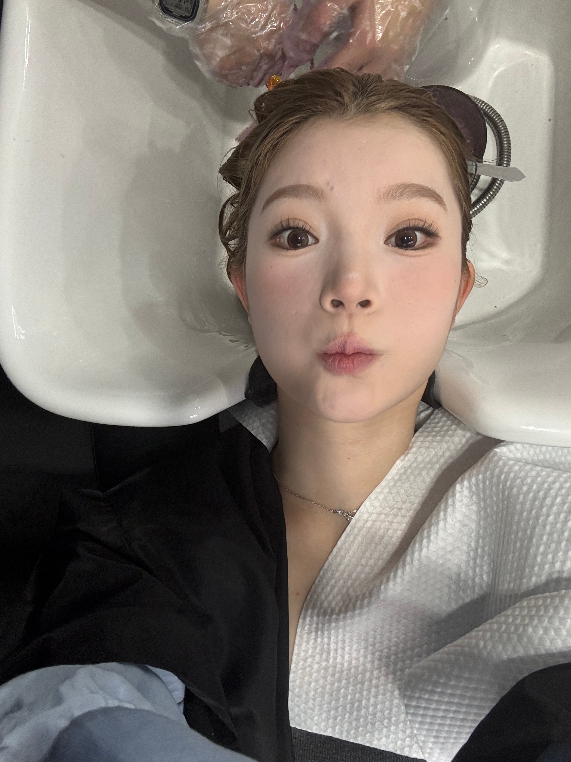 我来补色啦  感觉现在这个发色有点太黄了 ​​​