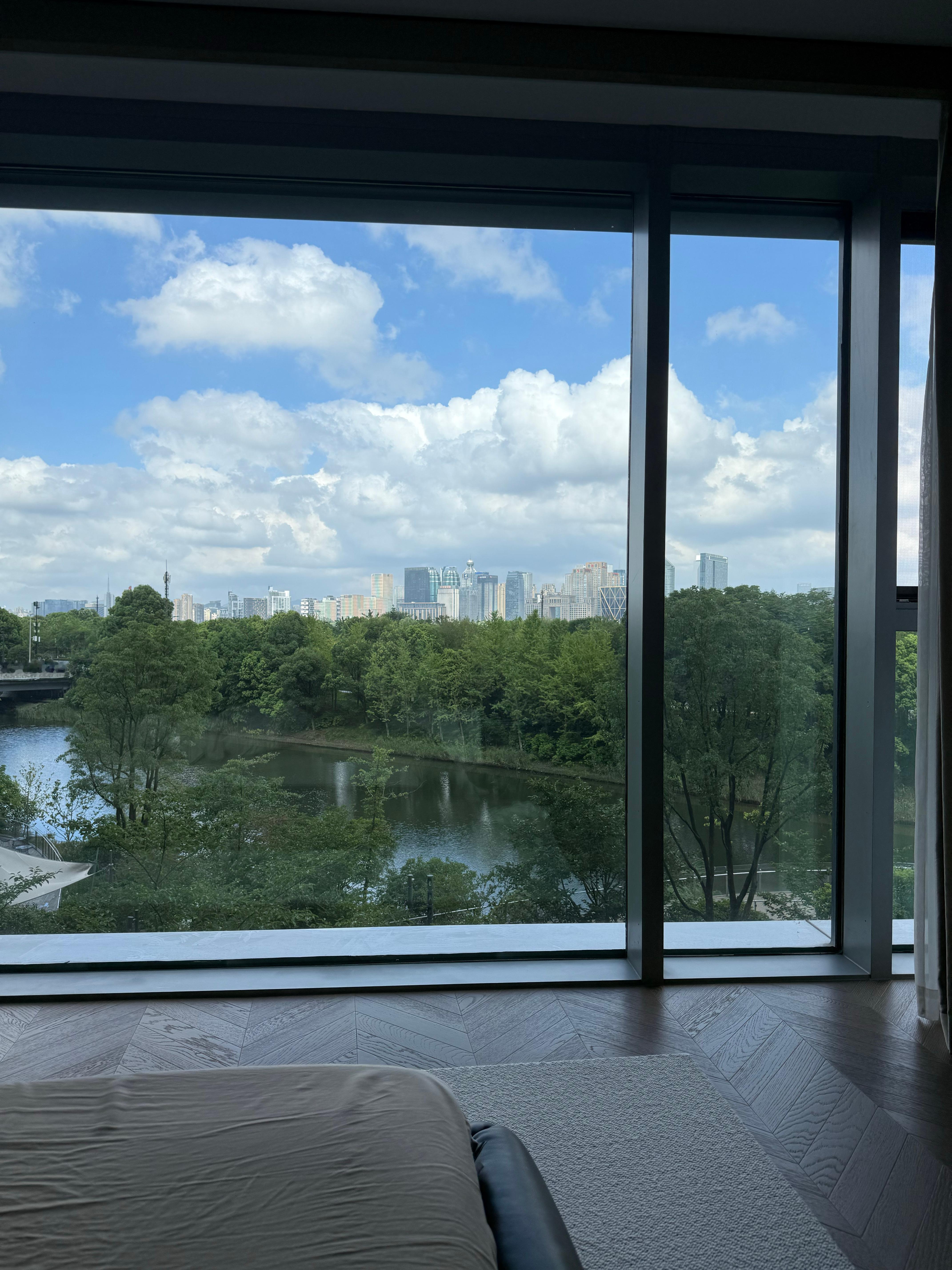 今天天气好好啊昨晚吃的蛋糕好一般哈哈刚在公司楼下打包的吃的猪肝炒面是我来杭州吃过