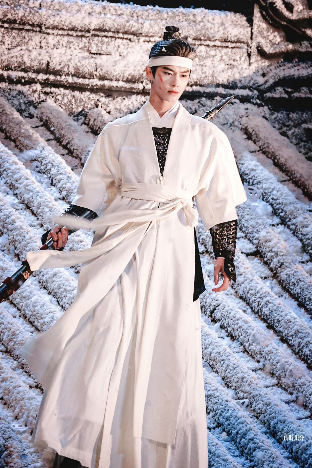 何与神图有了 何与少年英气溢出屏幕，不管哪种造型都完美驾驭，雪中持枪破碎感拉满、