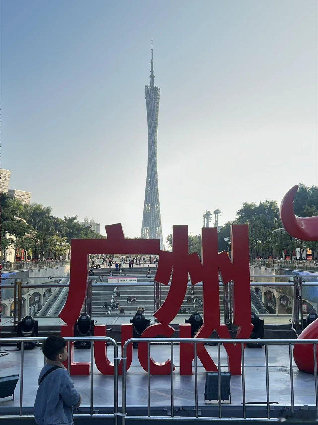 2024蔚来日与创新者同行 来自助理的前方拍摄报道，全国各地蔚来车主齐聚广州。n