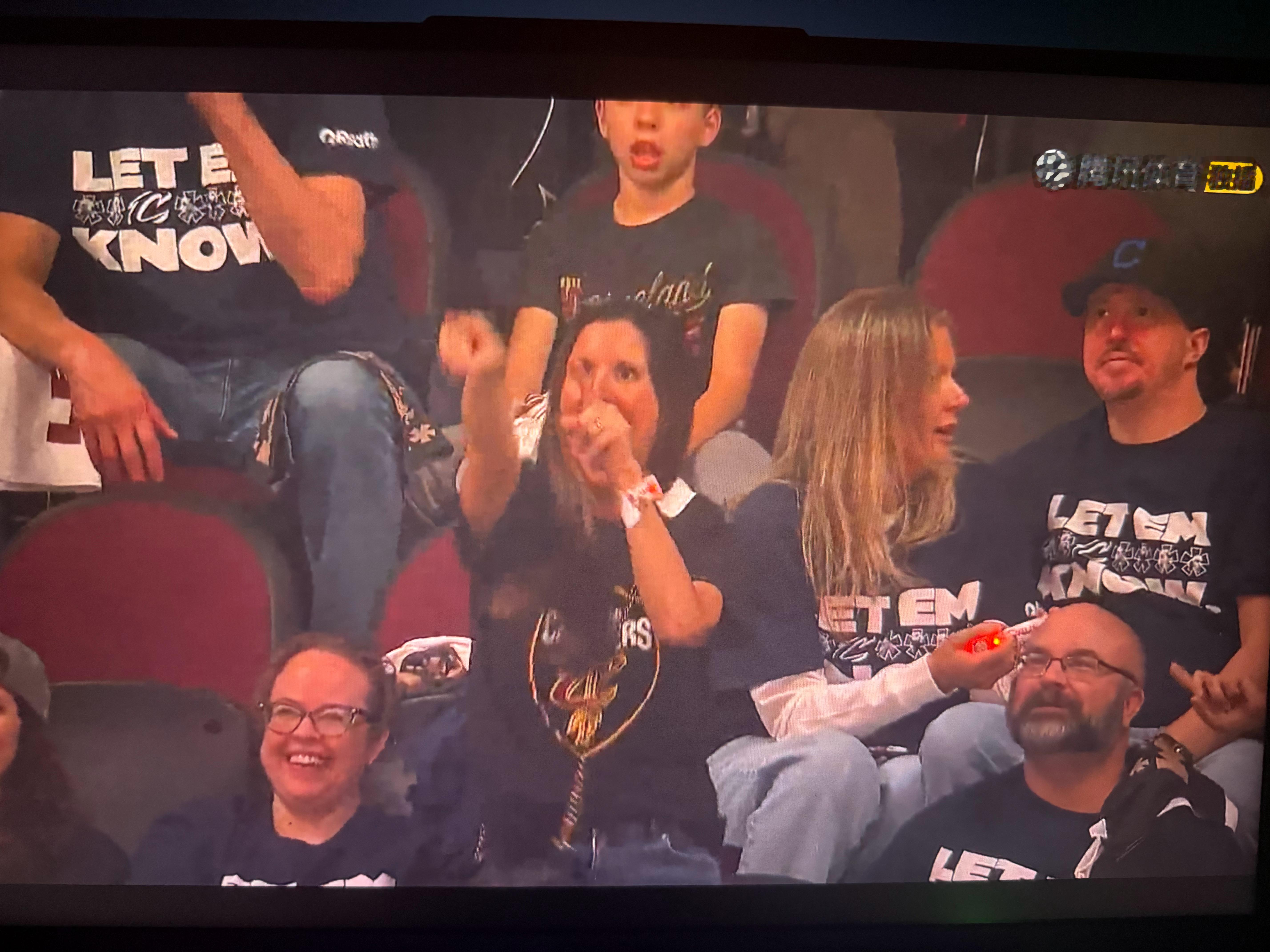 这比赛打的有问题啊，登哥跟米球全在场上，上小黑干嘛？他也不是空间点啊。真服了啊！