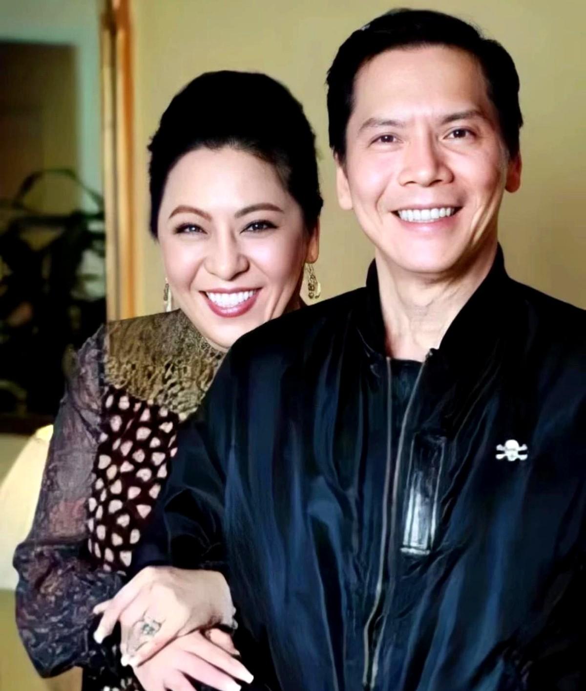 向太也不好当啊。
向华强跟女星握手，人家就一直抠他的手心，他回家就跟向太一五一十