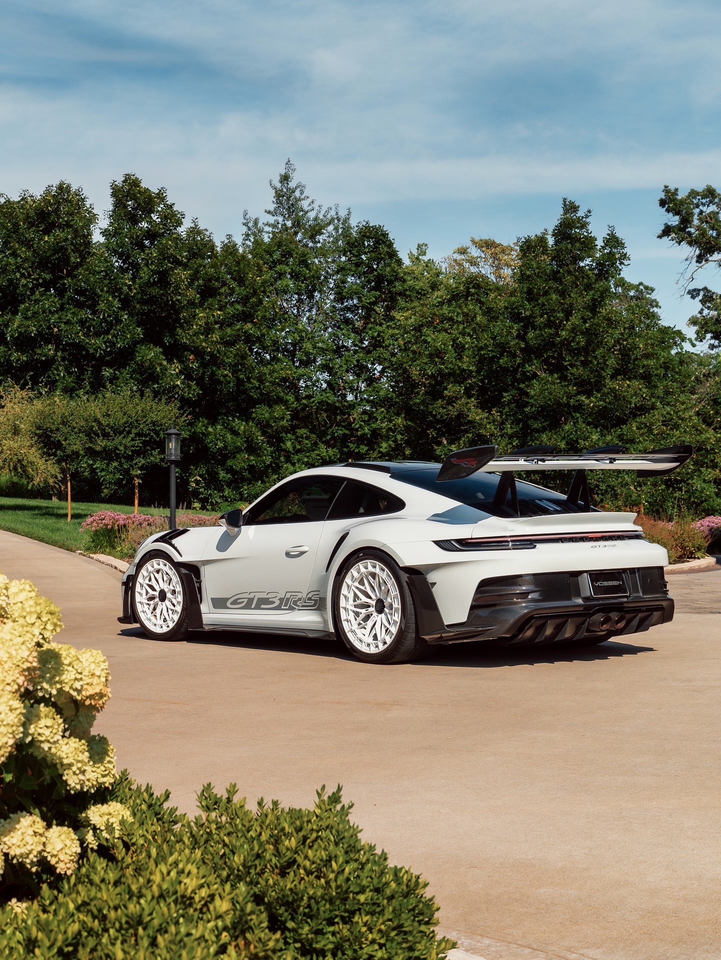 保时捷GT3 RS配Vossen LC3-02轮圈，以迈阿密白和刷黑烟色完成。 