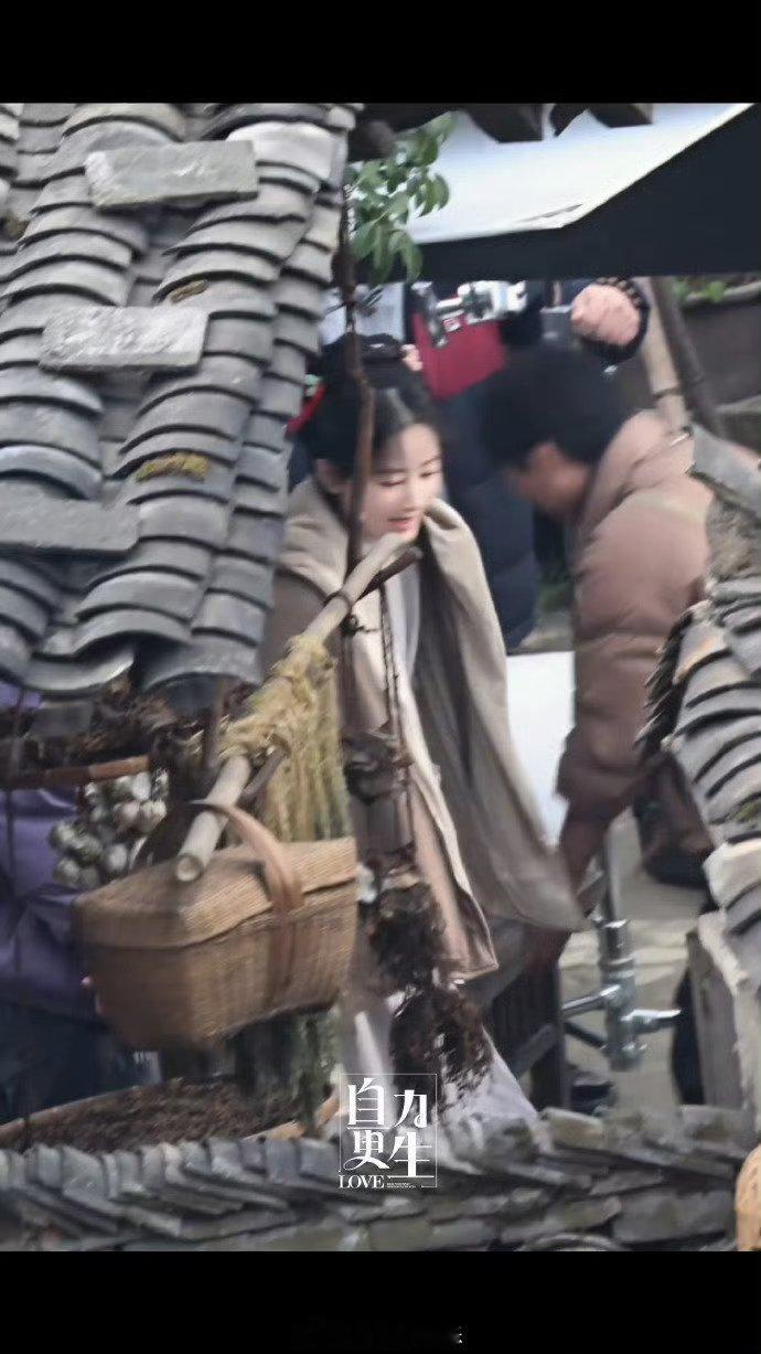 杨紫家业素衣妆造   杨紫家业今日路透，来看看状态 