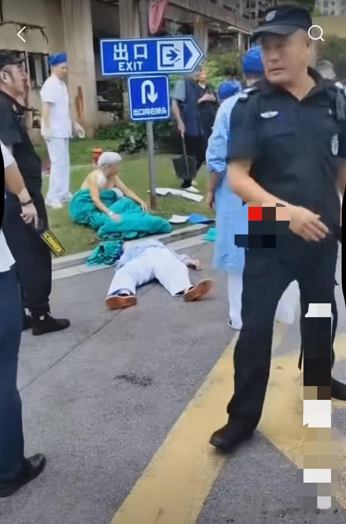 真是悲催啊，上海某骨科医院里，一位老爷爷刚要出院，在担架上又被车撞了，再次住院！