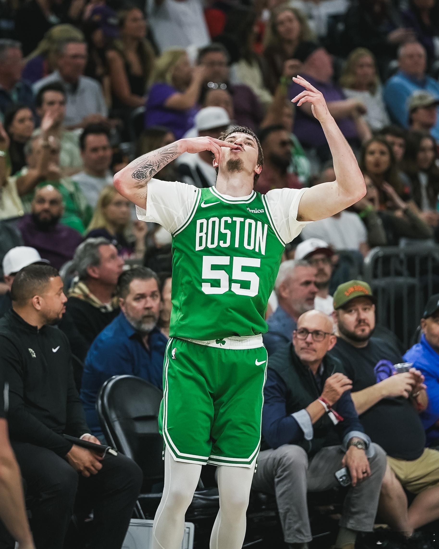 沙伊尔曼和萨姆·豪瑟本赛季更多地采用了这种“不沉球”三分投篮。这种快速出手方式节