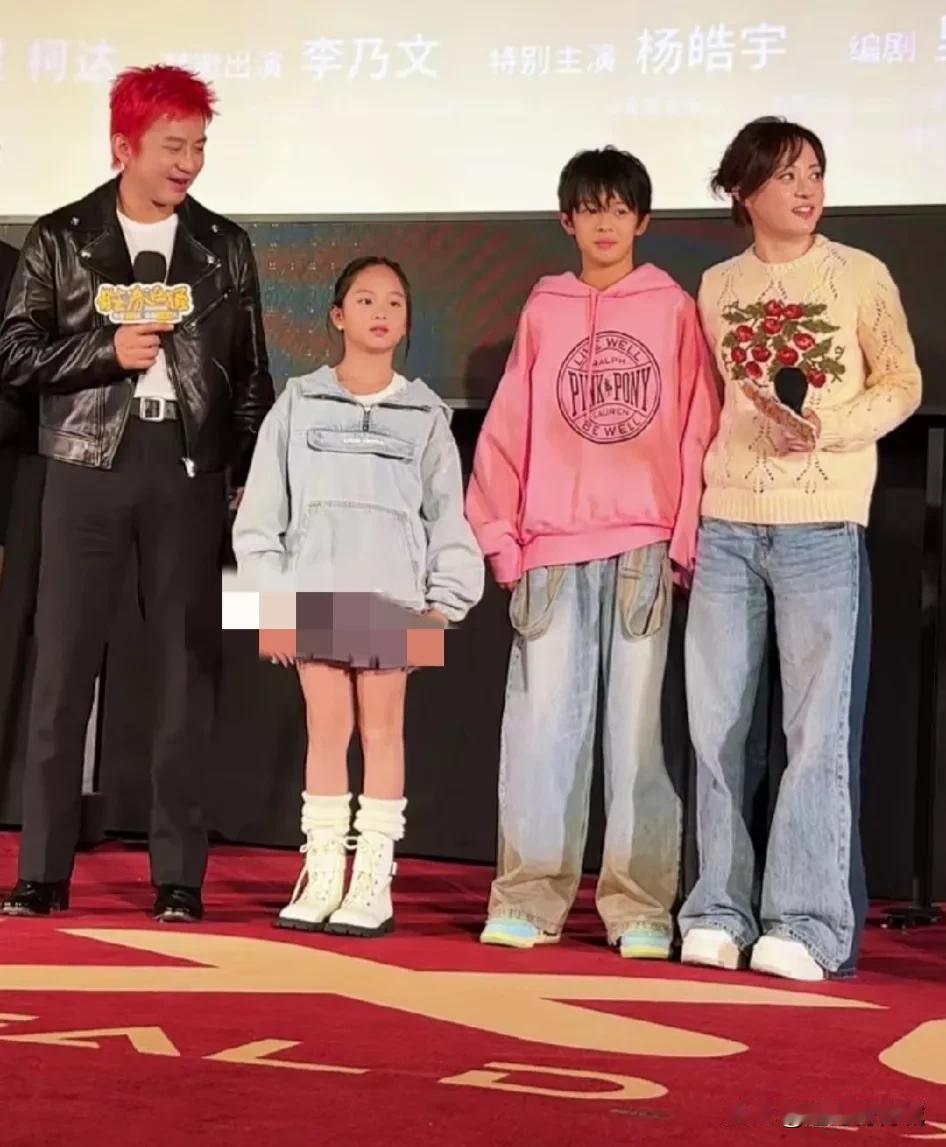 邓超孙俪全家福照片！
儿子像母亲，姑娘像爸爸
一家人颜值高！
影视界的好家庭！[