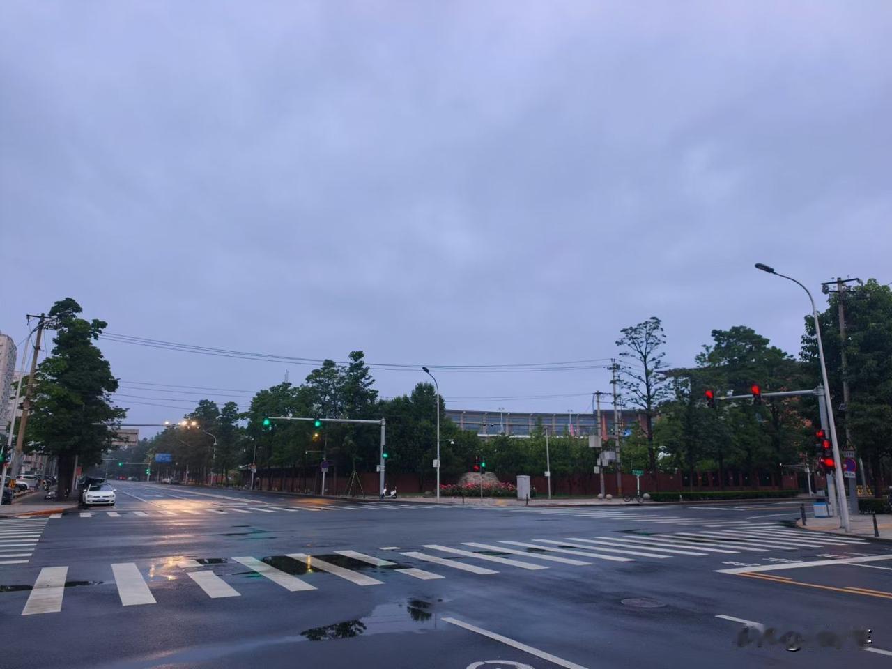 a股调整，所谓的牛市，跌破了年线，按过去的规律，跌破年线都是机会，
正常情况，七