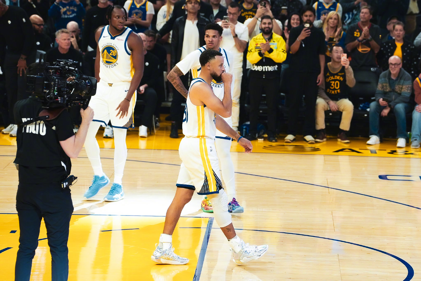 第一节结束，勇士31:26火箭。火箭vs勇士库里复出