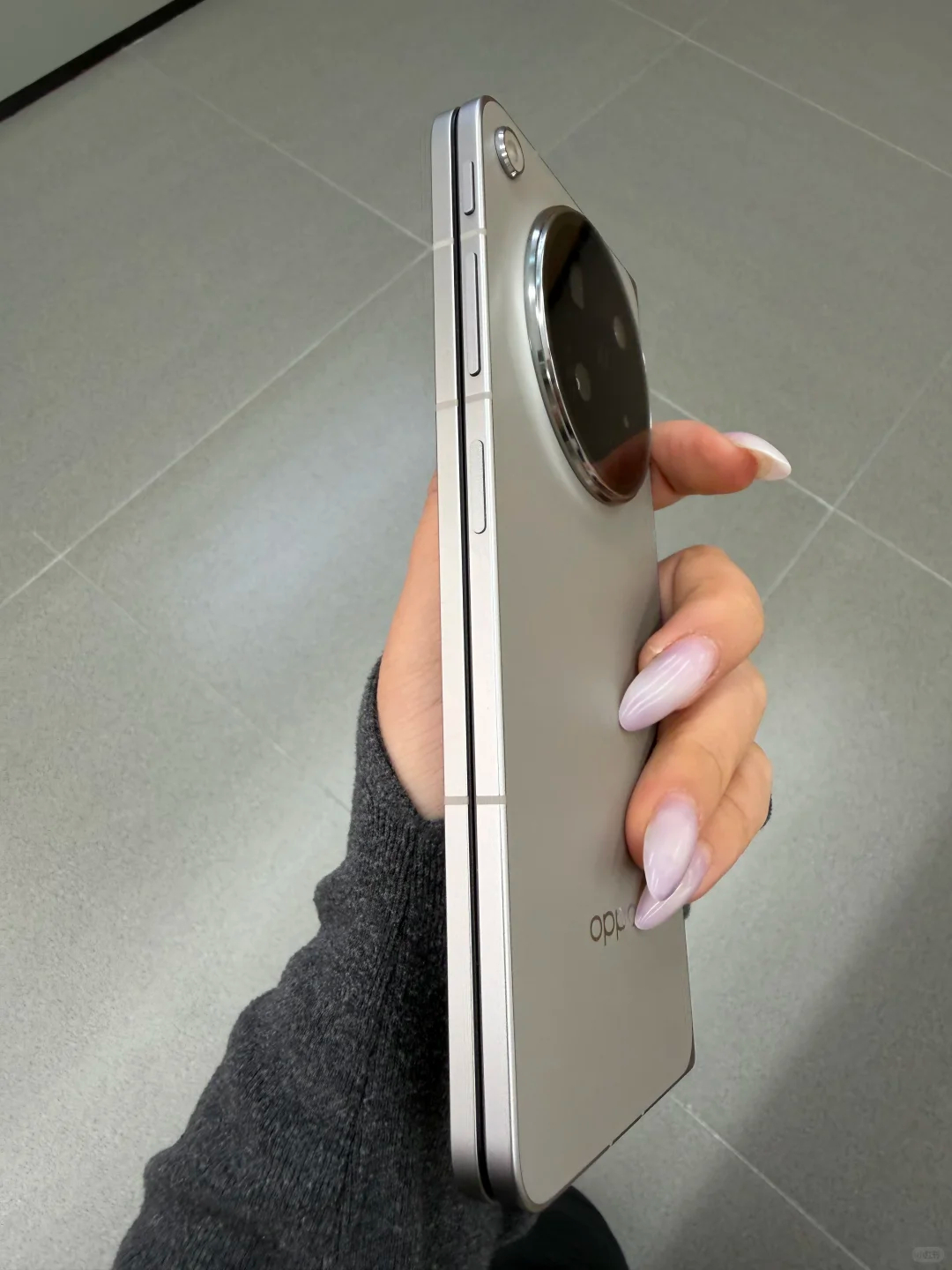 折叠屏折痕哪家控制得最好数码闲聊站  之前总刷到说折叠屏折痕用俩月就变重，自己用