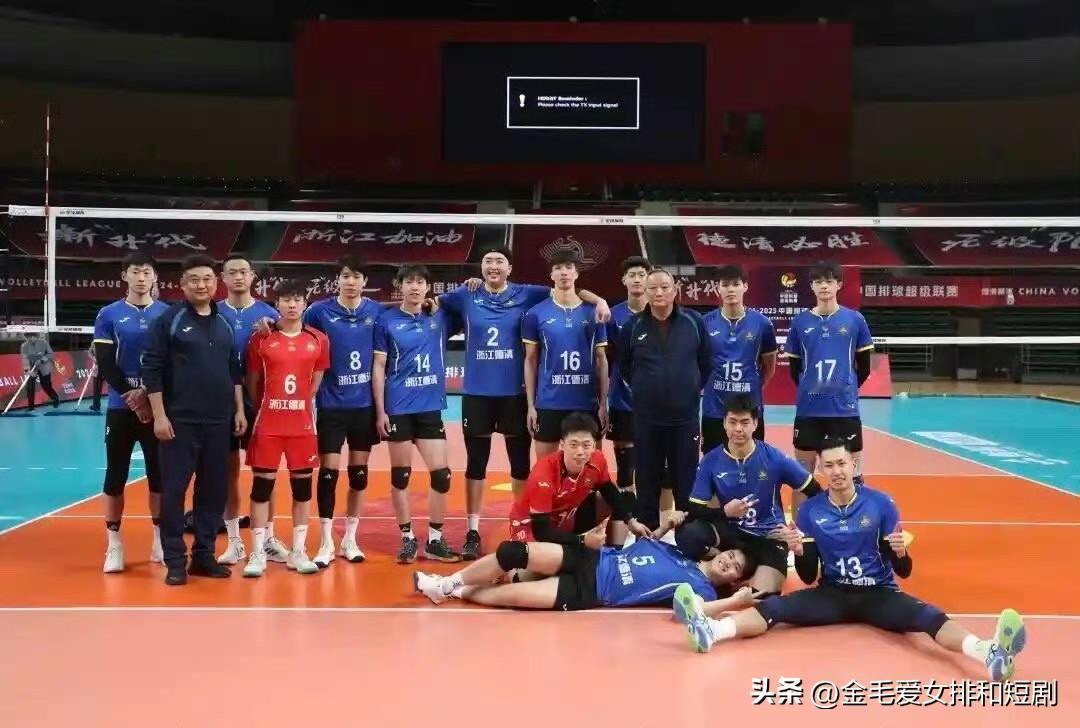 根据体坛报的报道：自由人杨一鸣退役，其他上赛季12位队员悉数在列。值得一提的是，