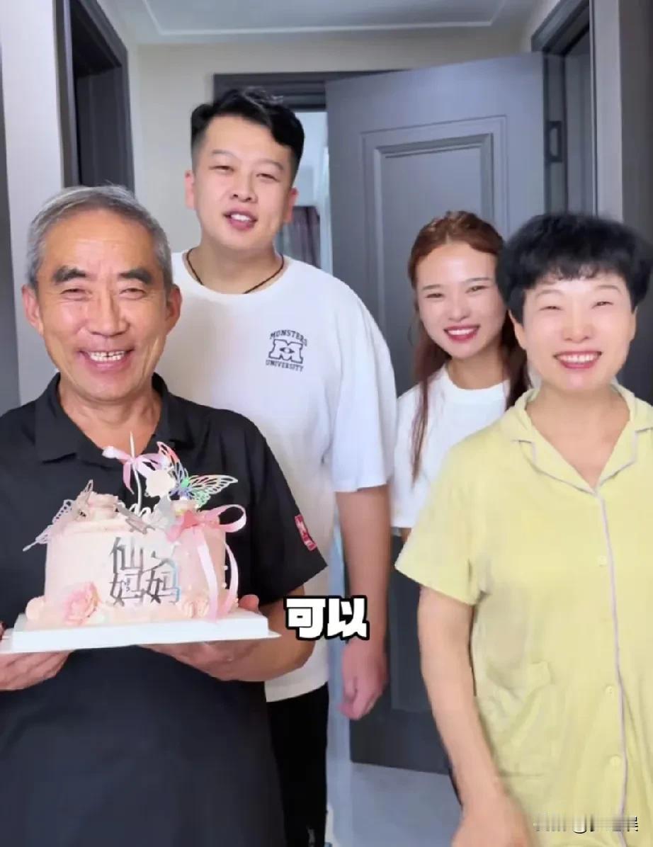 麦小登，感动了，这不马上做混场了吗，生了二宝以后也是第一次带货，家里人怕她压力大