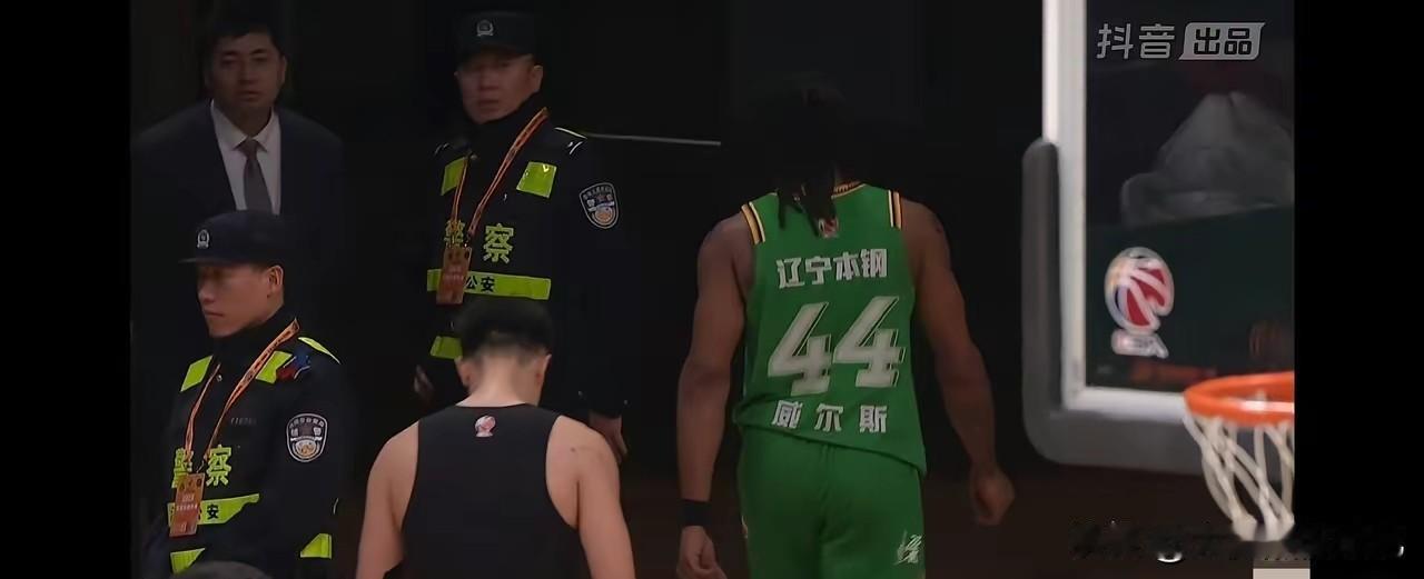 输球后，赵继伟直接离场惹争议！
昨晚辽宁主场对阵山东，最终不敌山东吞下三连败，比