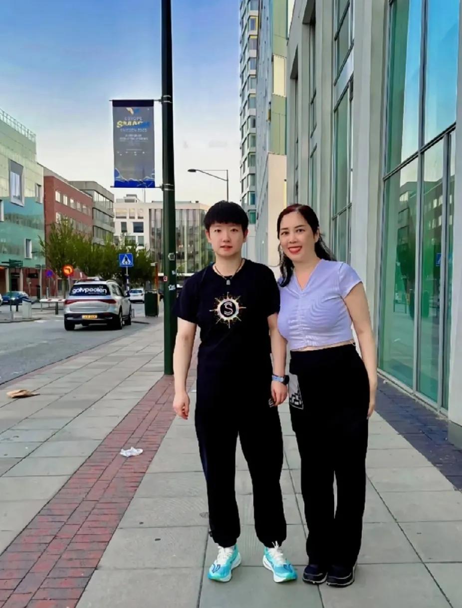 孙颖莎瑞典大满贯期间街头合影曝光！和美女单独同框，又与体能教练翔哥、好友佳佳、邱