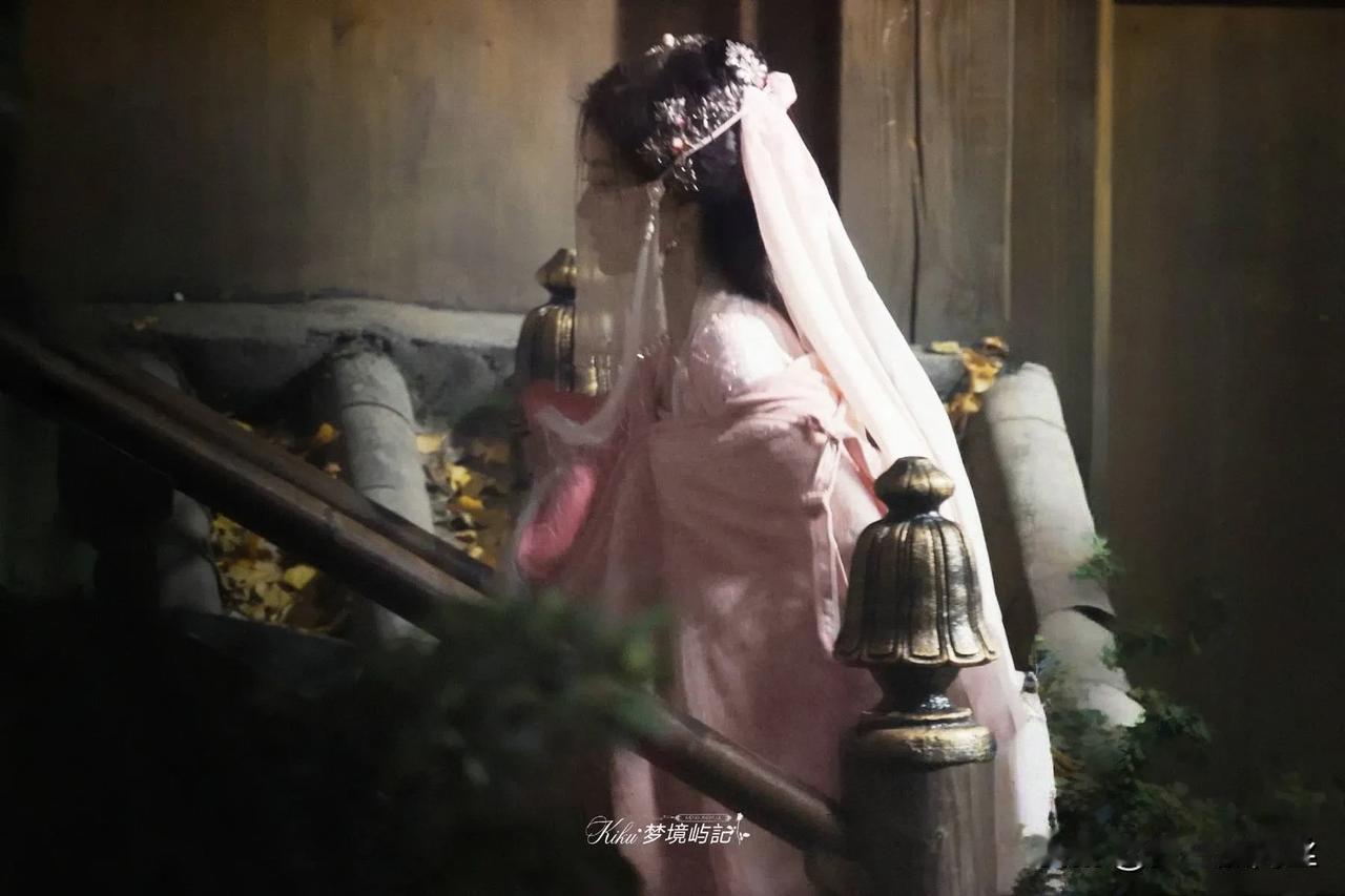 鞠婧祎拍摄郭敬明新剧《月鳞绮纪》的古装路透曝光。鞠婧祎身着粉色古装，犹如春日里的