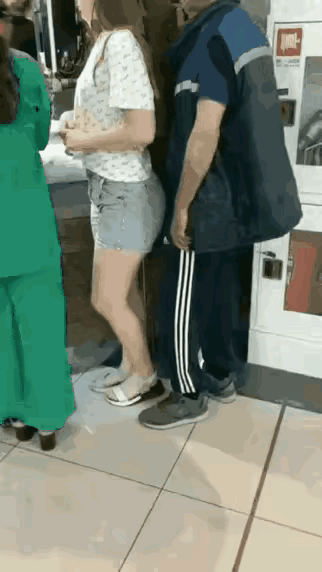 不相信她不知道，绝对不可能！或是这个女孩是真傻还是假傻？怎么会毫无察觉？就像之前