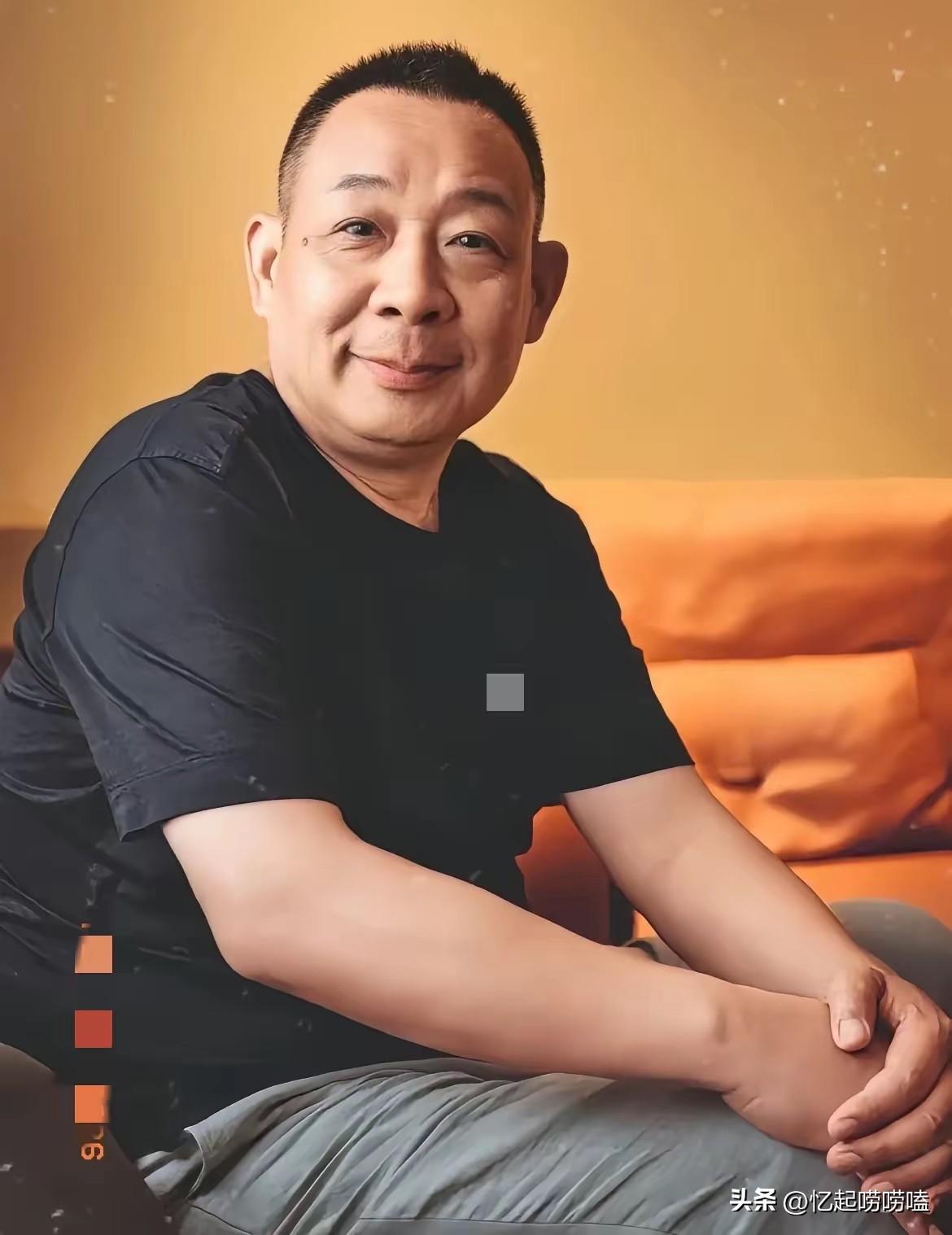 在许昌打车，我问司机：“于东来是咱这儿首富吧？”
​司机咧嘴一笑：“首富算不上，