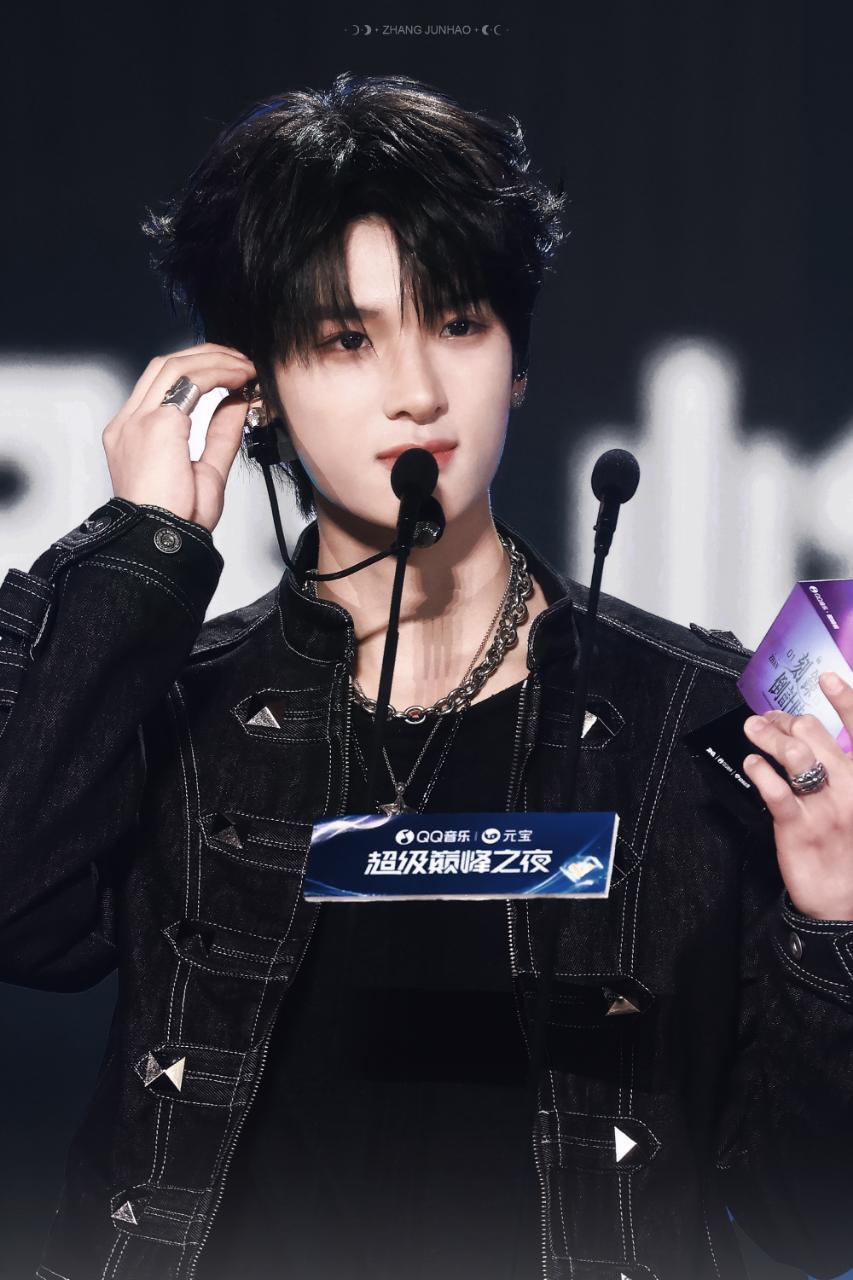 “聚光灯已就位，麦克风只等你尖叫声！成都站官宣，炸裂舞台预备——”张峻豪官宣成都