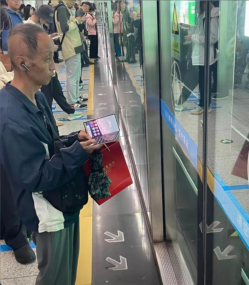 大哥别露富太多，其实拿个大提兜，把雨伞先藏起来，银行的执执放到提兜的深处，省的招