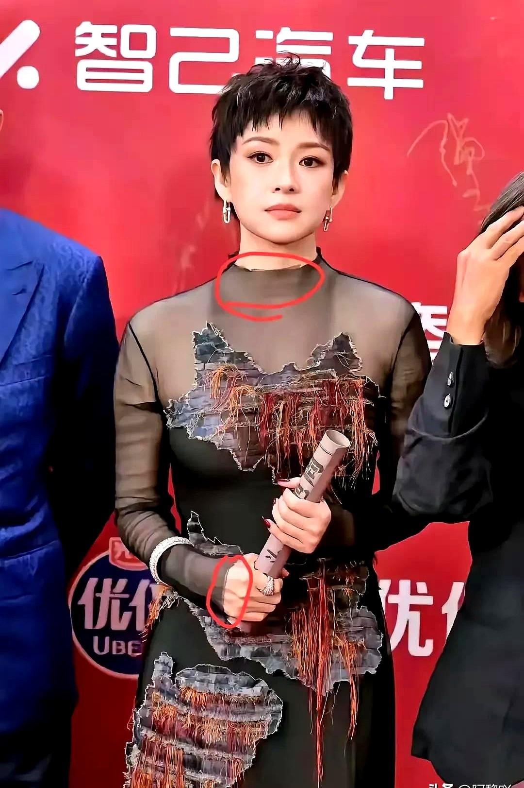 章子怡给所有成年女性上了一课！

不是要选择适合自己的发型，也不是别总穿暗色系的