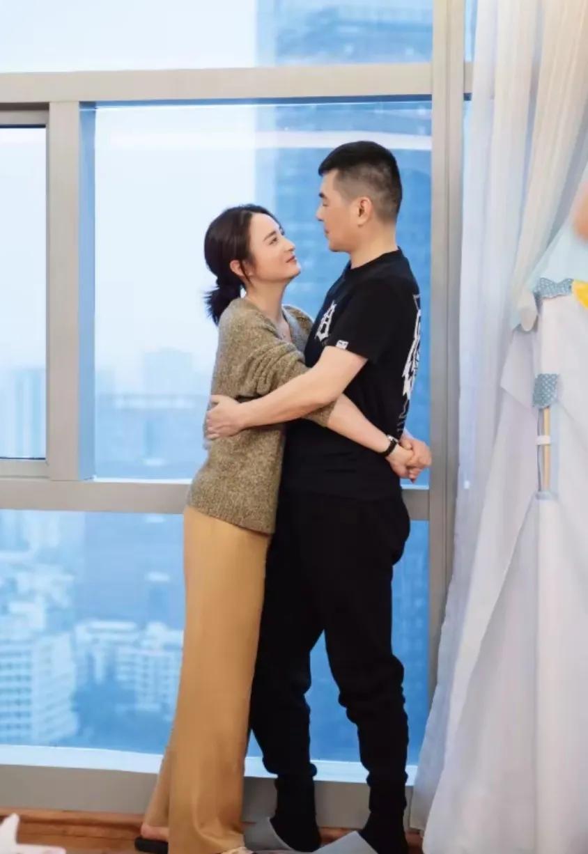 秀恩爱真的是不分年龄的
看，蒋勤勤与陈建斌这对中年夫妻
结婚那么多年了，都中年了