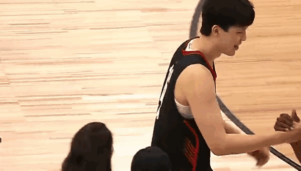 杨瀚森再次填满数据栏杨瀚森夏联三场比赛，场均11.7分 4篮板 3.3助攻 0.
