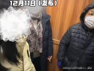 2025年12月，吉林一小区女子在电梯内抽烟，男子看到后指着电梯内的禁烟标识进行