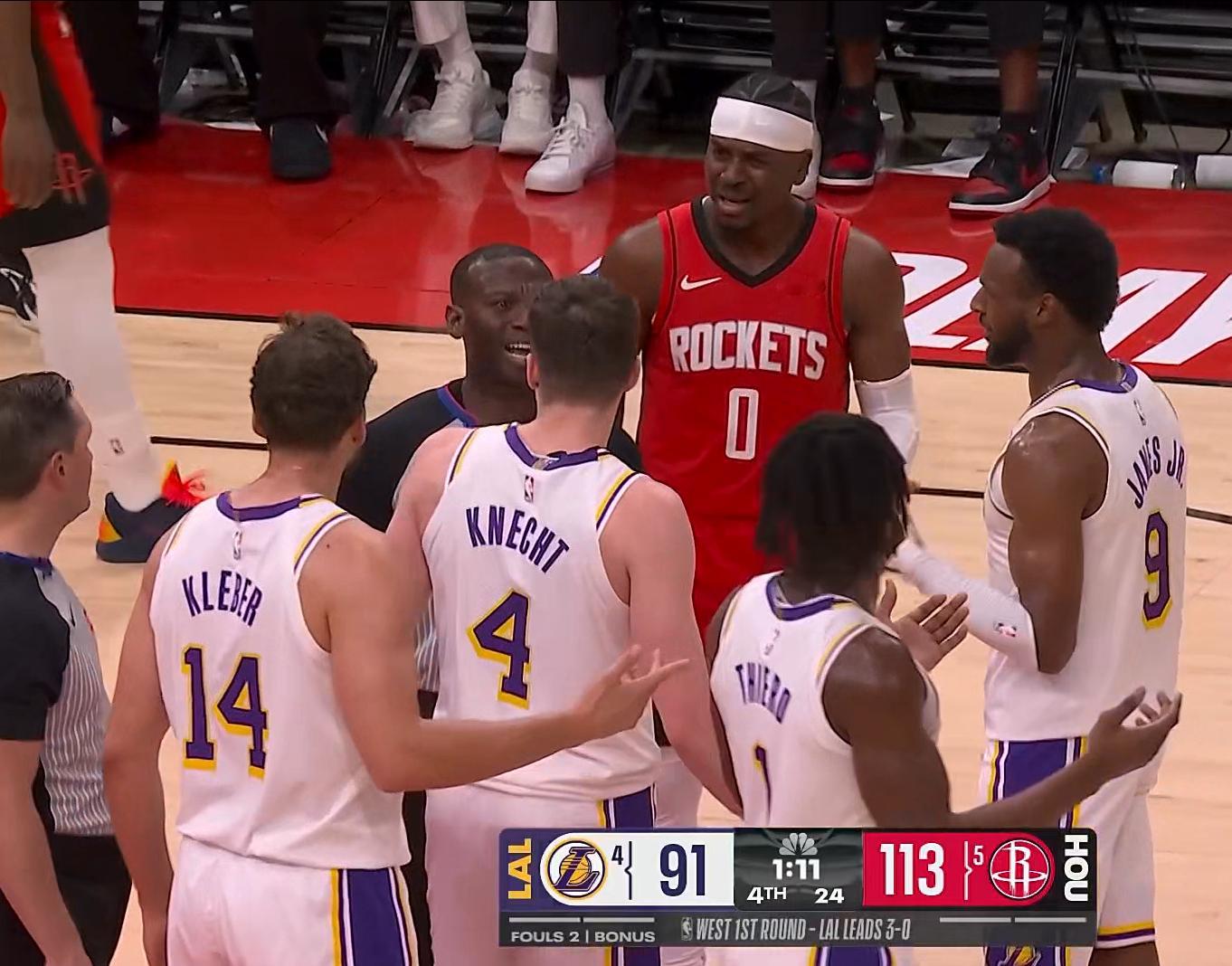 霍勒迪、阿杜又被罚出去了。湖人vs火箭