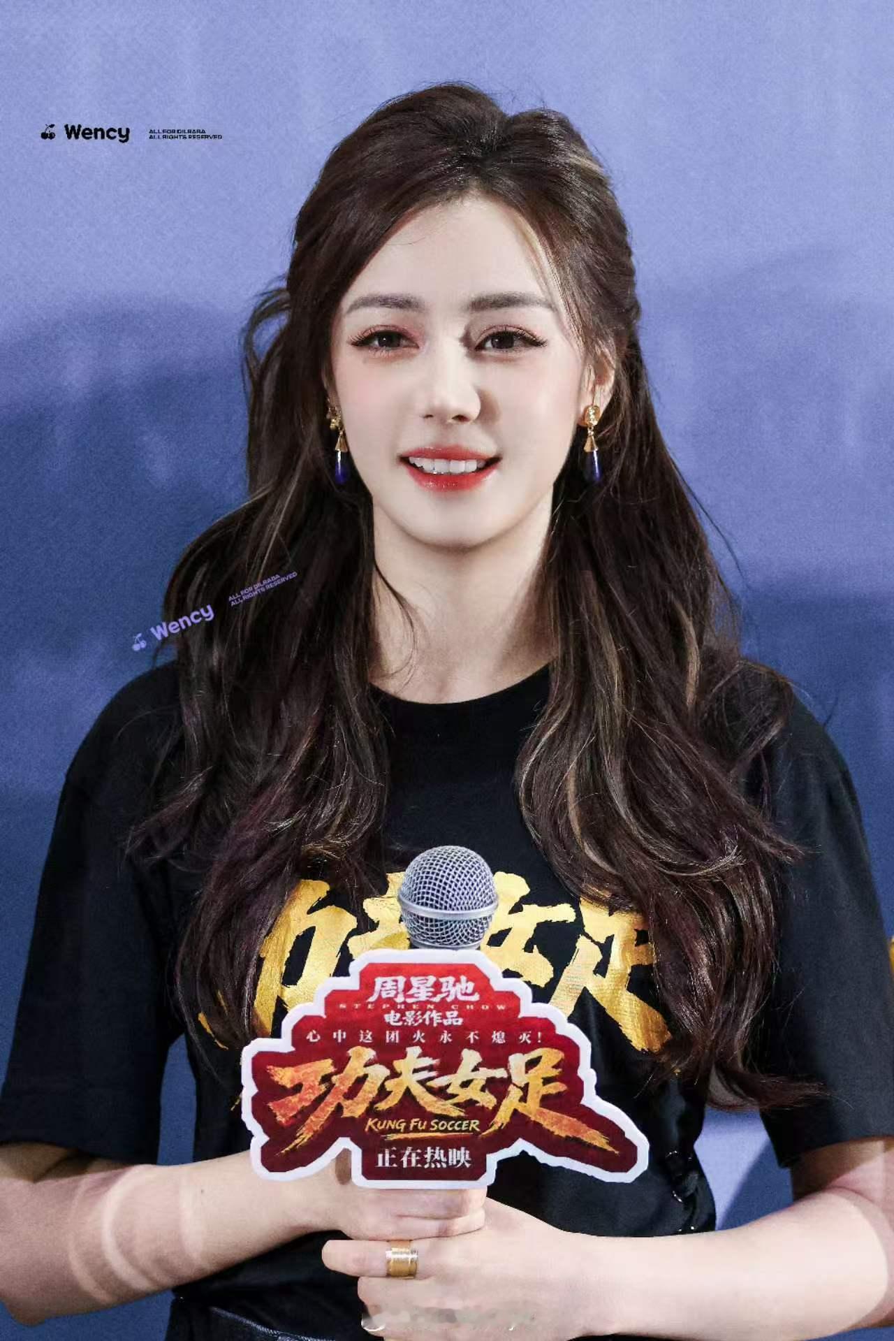 周星驰看迪丽热巴的眼神伯乐看千里马的欣赏 