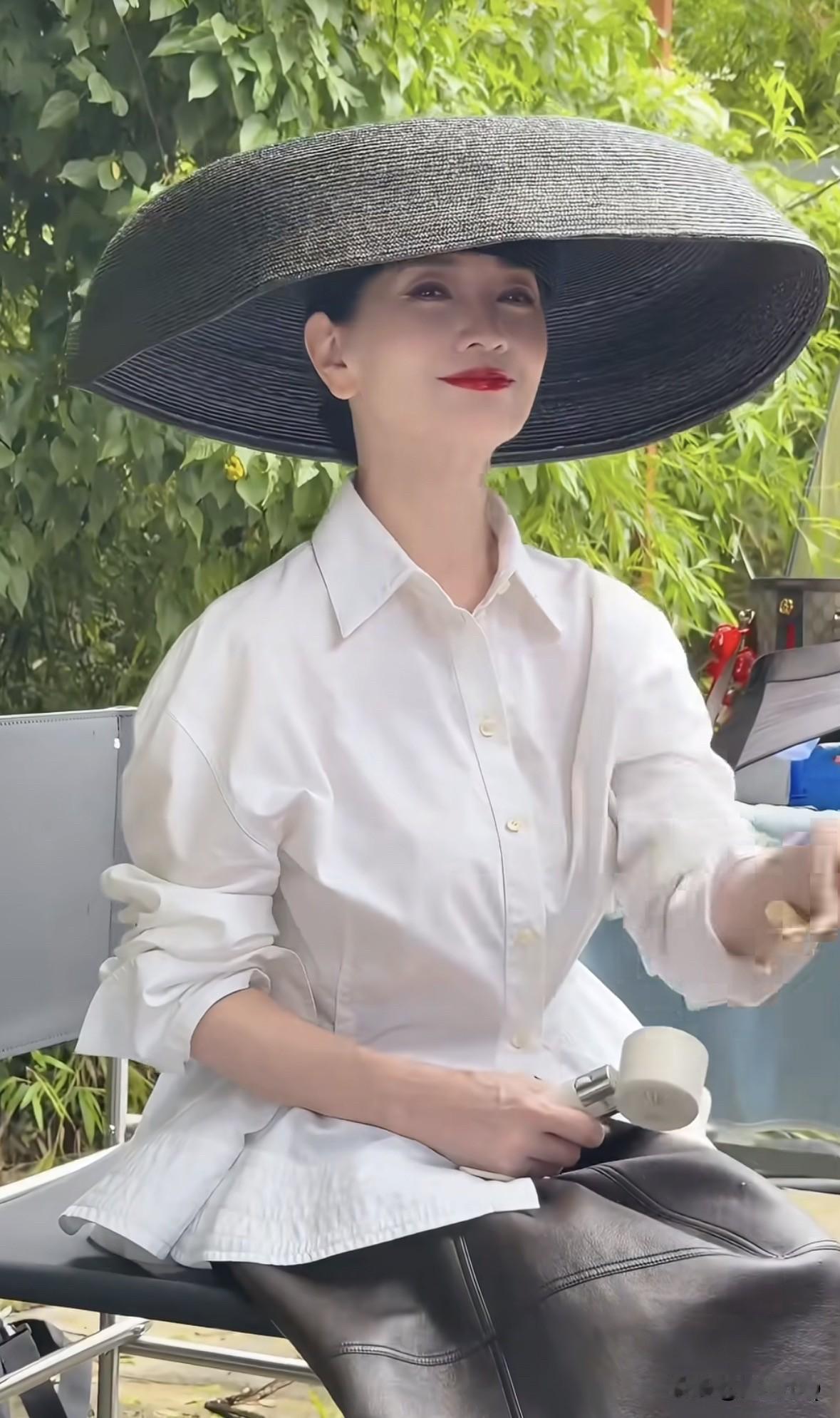白娘子的超大帽子远看像灶台大锅盖，近看像菜罩子。