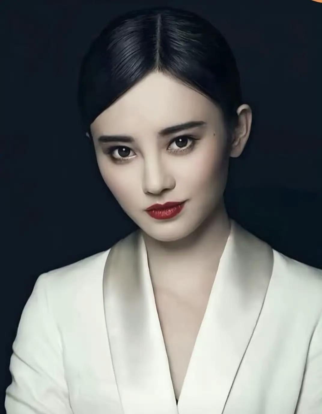 来玩猜人游戏，猜猜这是谁？我也是看了答案才看出来这位是谁的[泪奔]至少在我看来和
