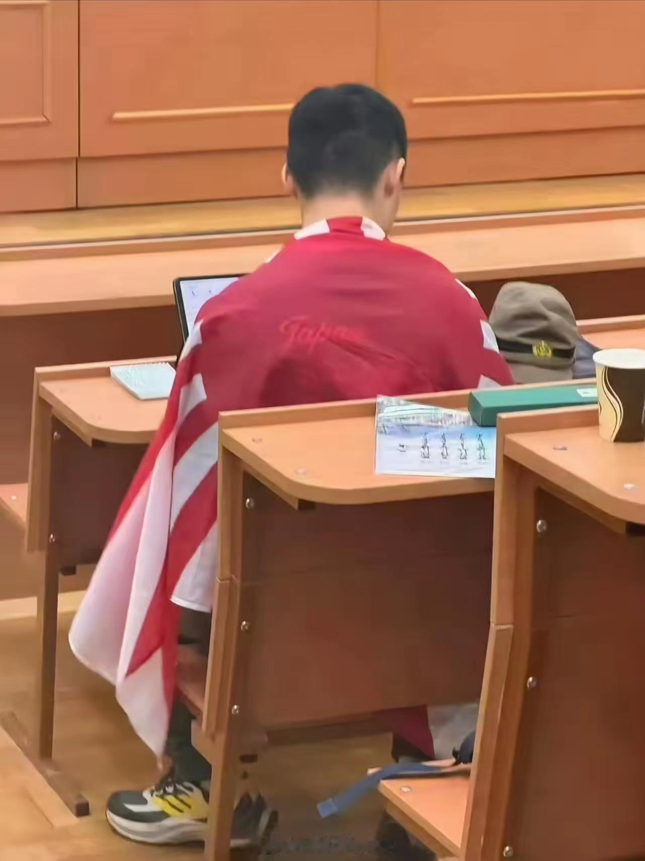 现在全网最糟心的男留学生，大概就是那位刚发完道歉声明的人了吧。

不是因为他说错