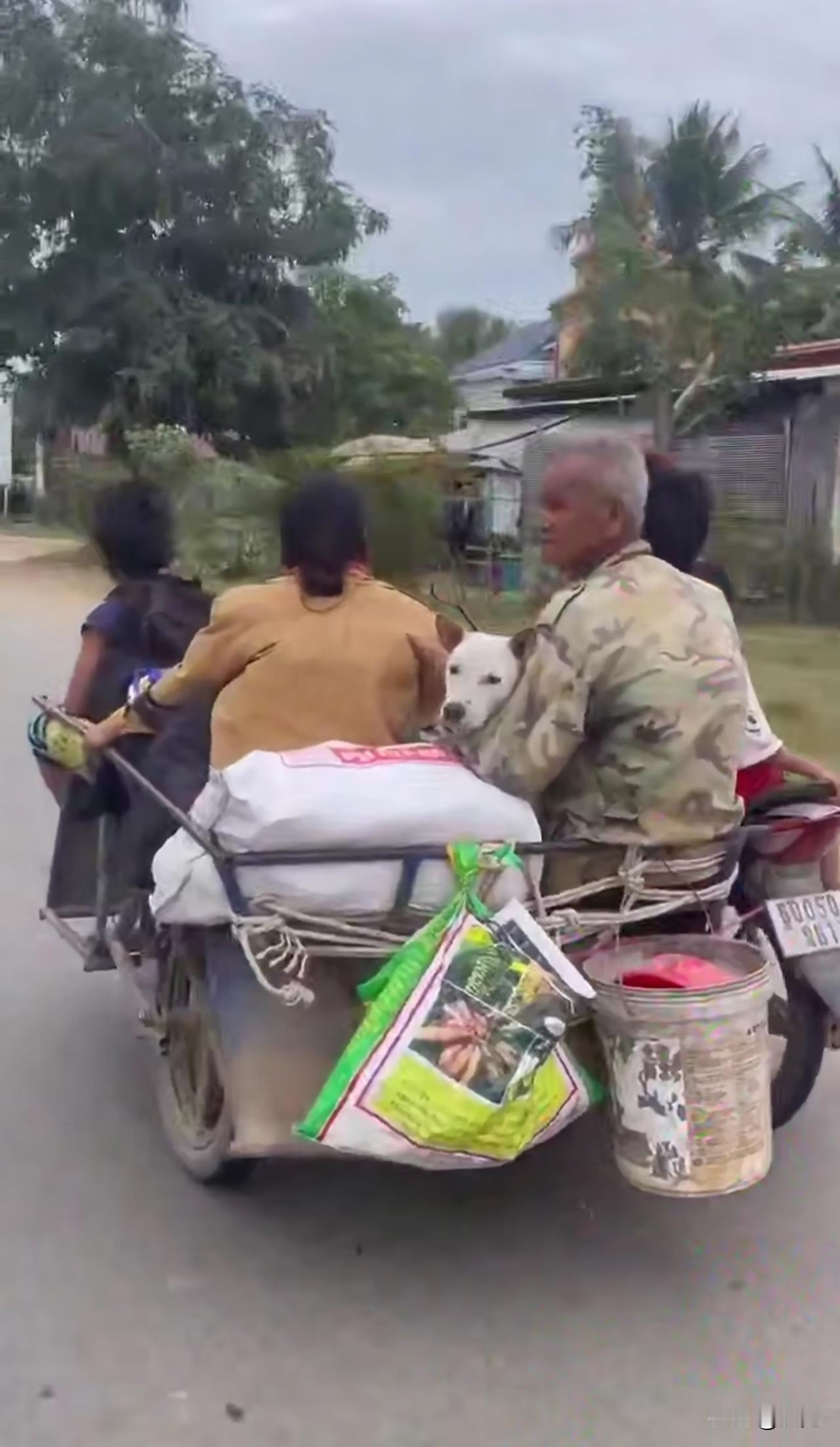 柬埔寨泰国冲突交战转移避难
柬埔寨泰国进一步冲突交战后
给两国民众带来灾难
超过