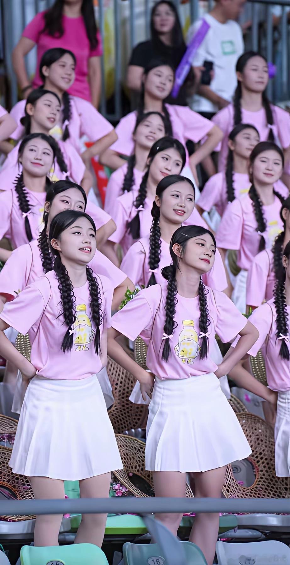 穿白色裙子这个跳的好。 