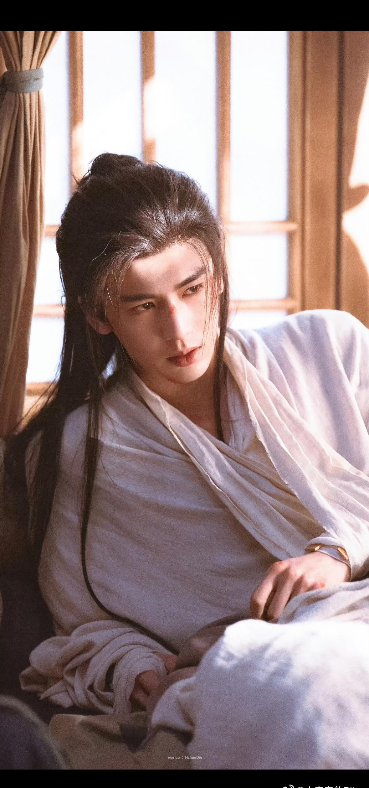 最近看到有人说，看《逐玉》是因为帅才喜欢张凌赫，而非演技。不否认他确实帅。现下哪