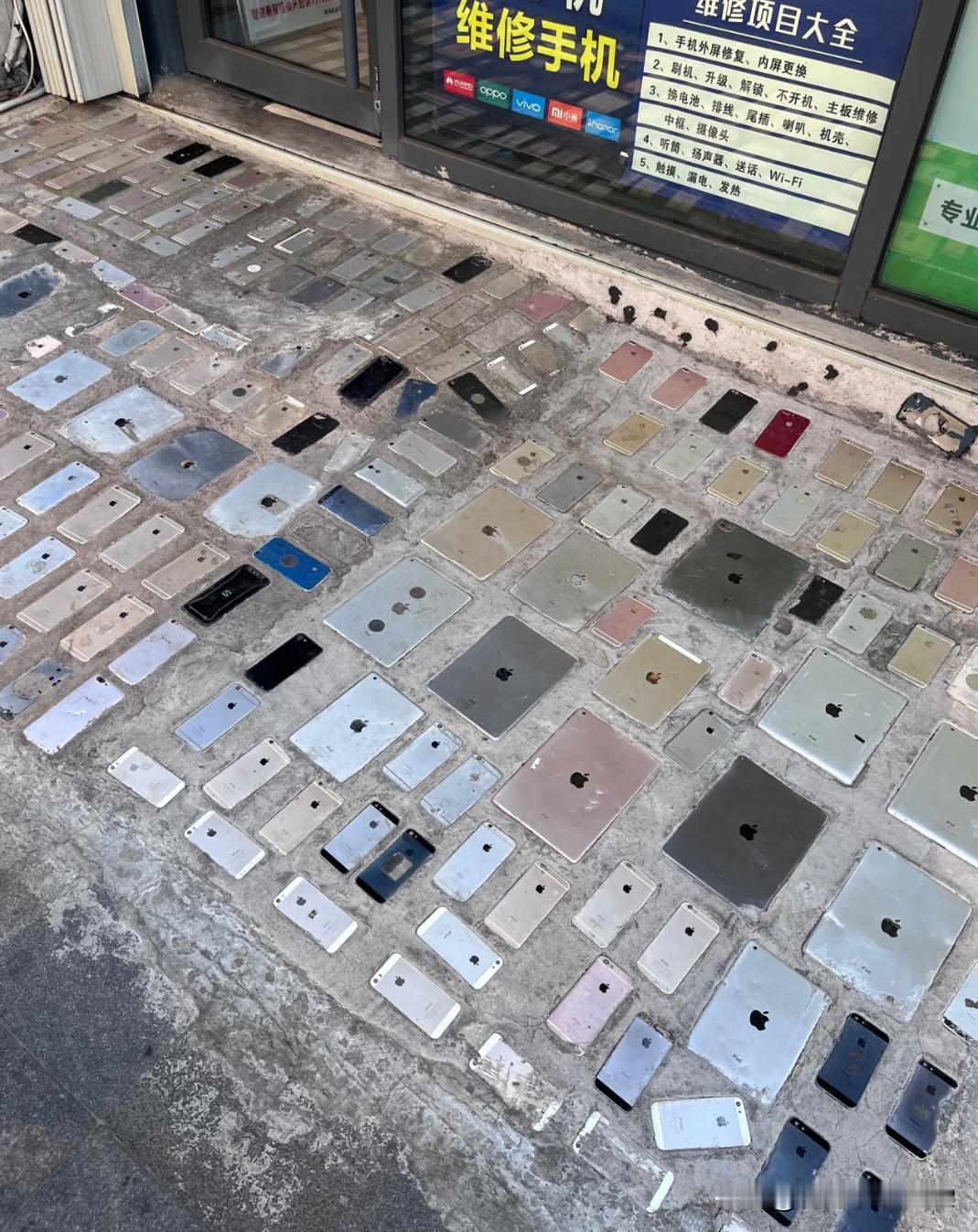 青岛这个修手机的老板，每个月就要增加几台手机铺在地上，这应该都是修不了的手机吧？