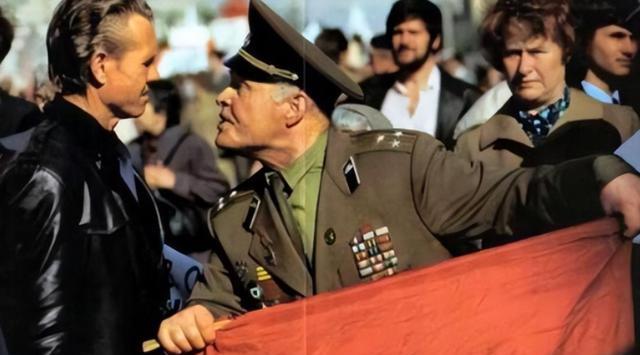 1991年苏联解体，表面是体制危机，深层却是西方长期渗透、策反、瓦解的结果。如今