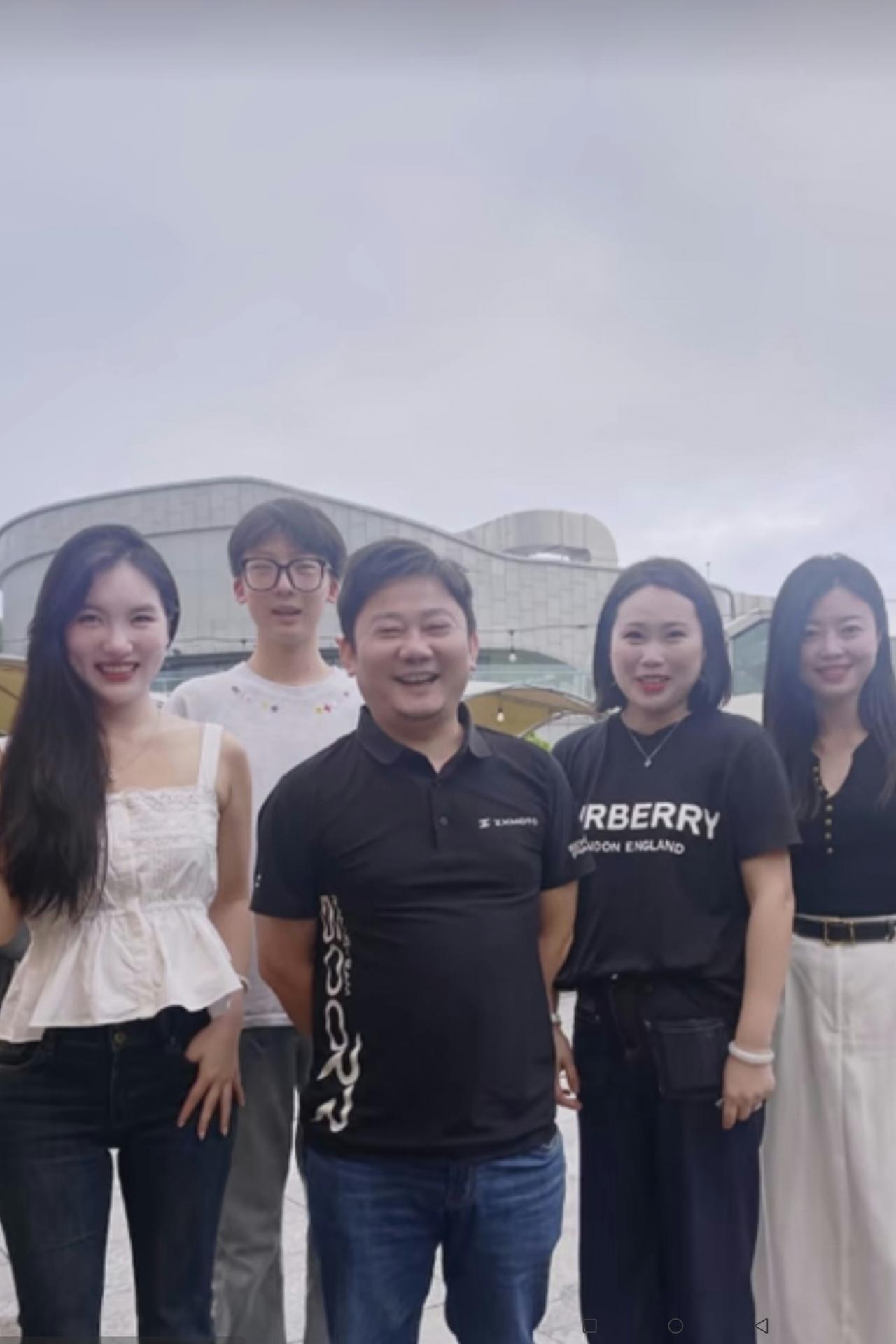 大家看看：张雪与美女们合影笑嘻嘻的！
在我的印象中，张雪只要跟美女合影，就会面带