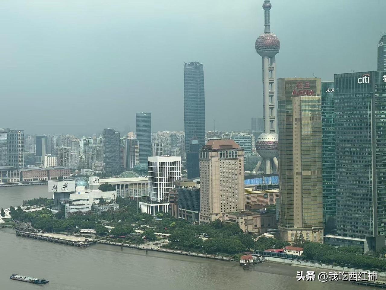 人家住着爸妈买的房，开着爹妈买的车，甚至就连工作都是家里给安排好。你上有老下有小