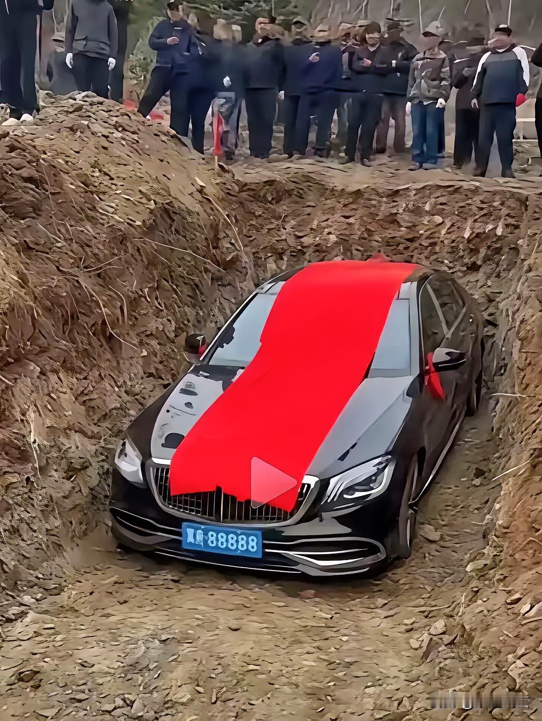 用真奔驰——辽K8888B车牌的黑色奔驰S450L陪葬，真是破天荒第一次，也真是