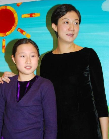 一顿操作猛如虎，再看结果二百五，宗馥莉和杜建英都成为了受害者。

成龙的情人把私